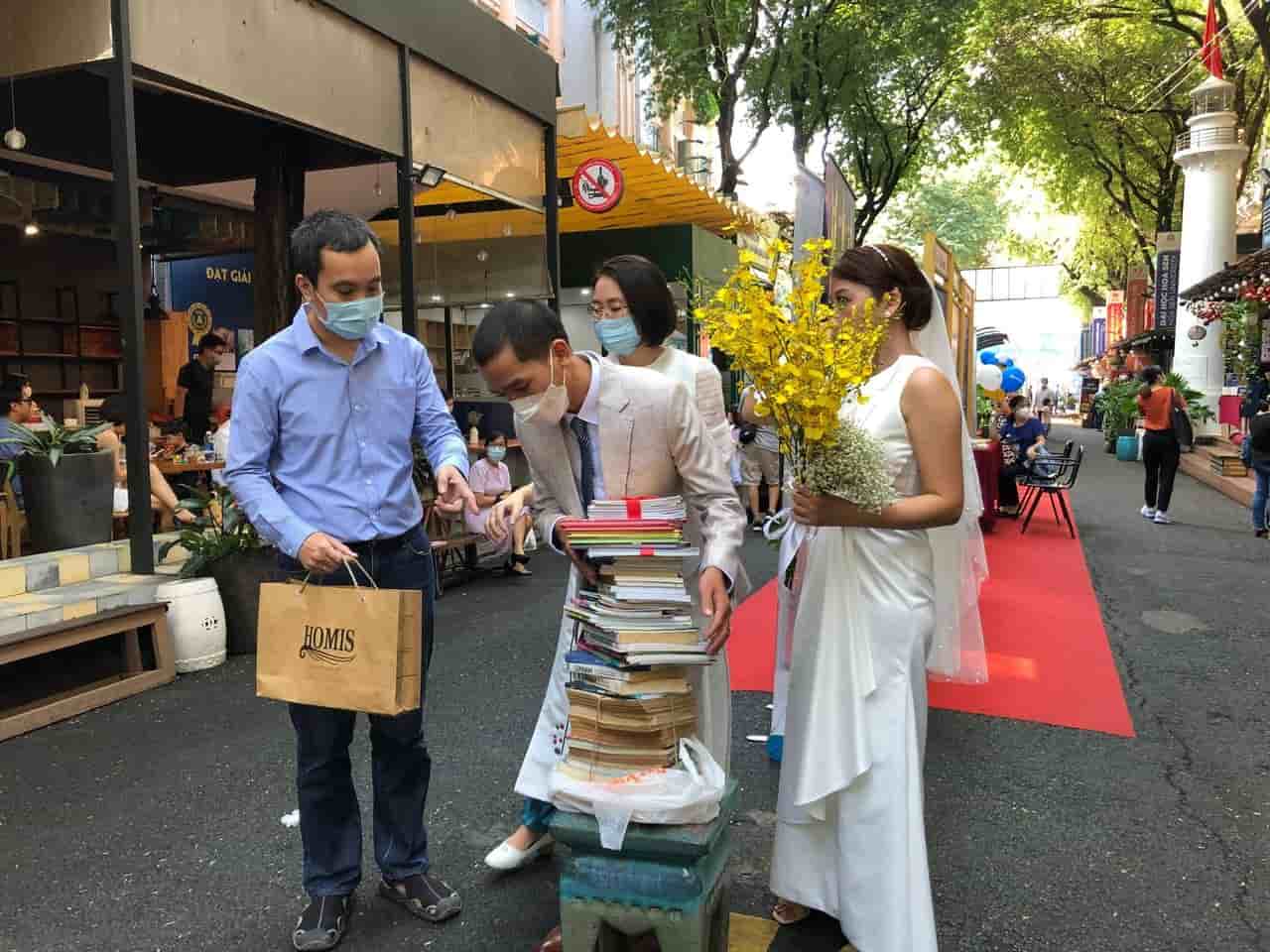 260131109 429585395446345 4103864869360750127 n Lễ cưới đặc biệt giữa Sài Gòn: Không nhận phong bì, chỉ nhận sách
